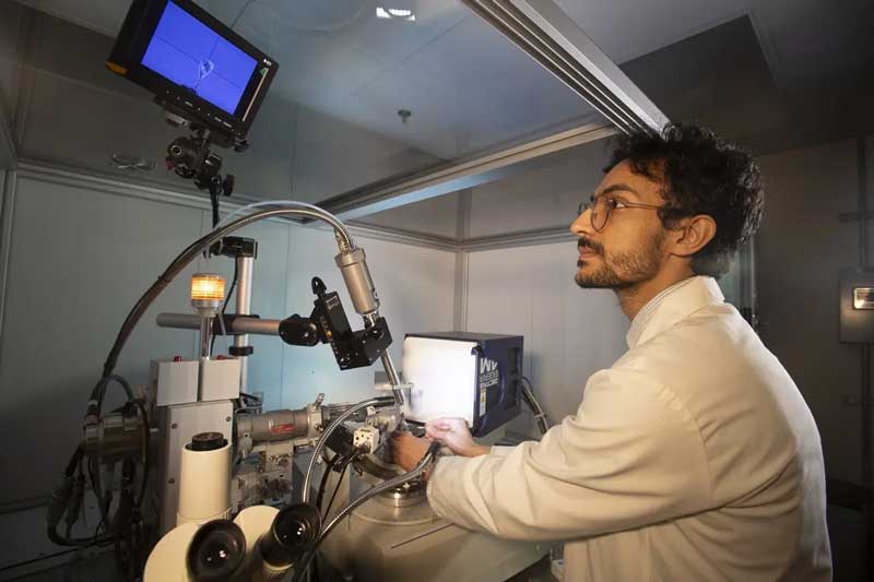 mohammed alawadh working on a piece of lab equipment in a drug discovery lab